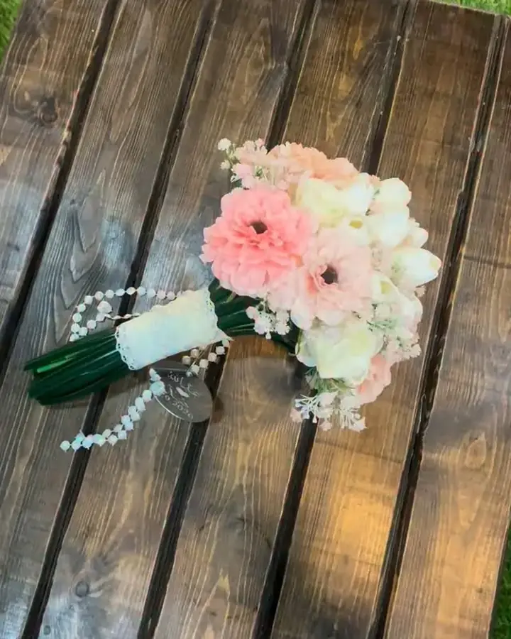 مسكة عروس وردي وأبيض